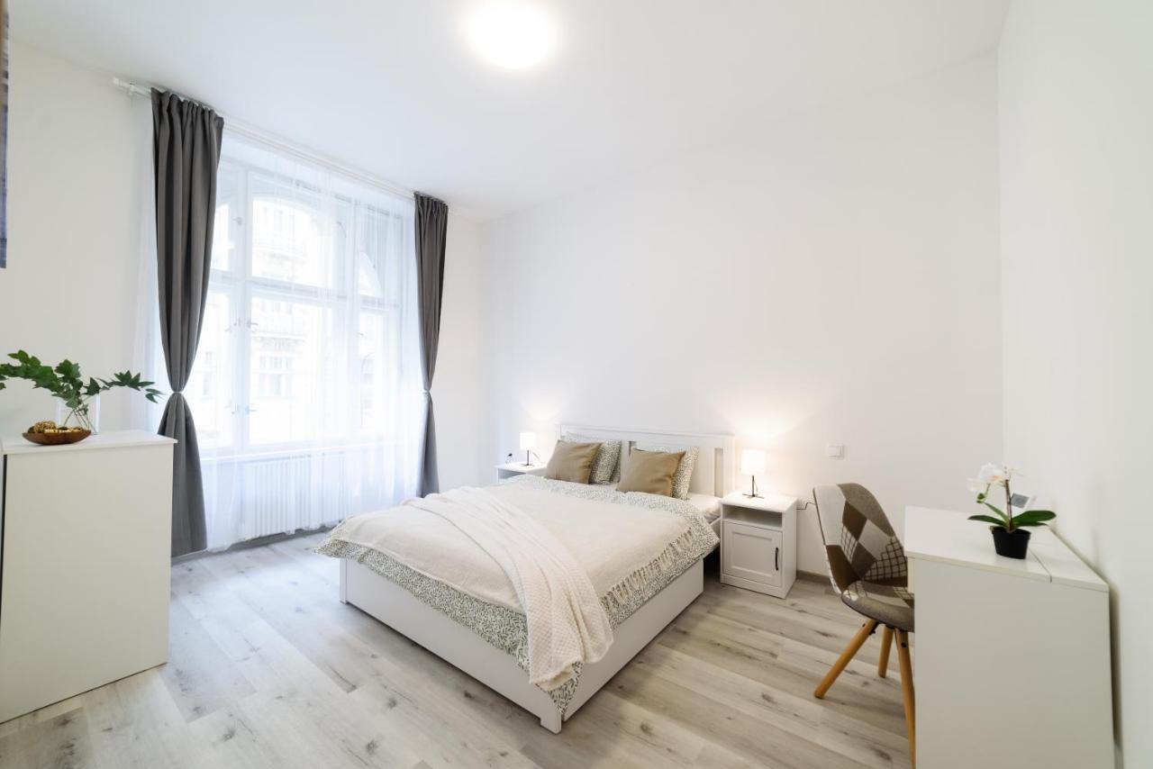 New Near Dancing House Apartament *