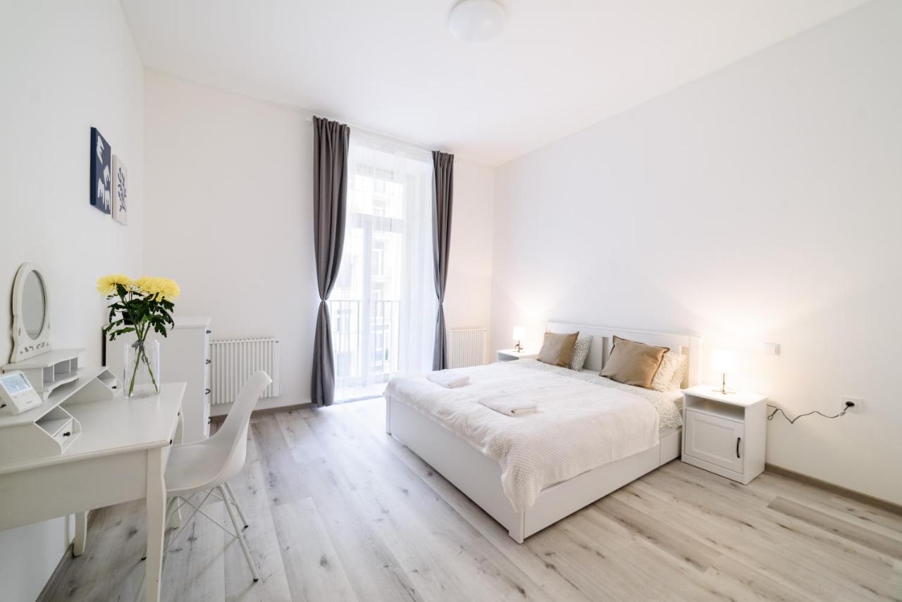 New Near Dancing House Apartment Prag